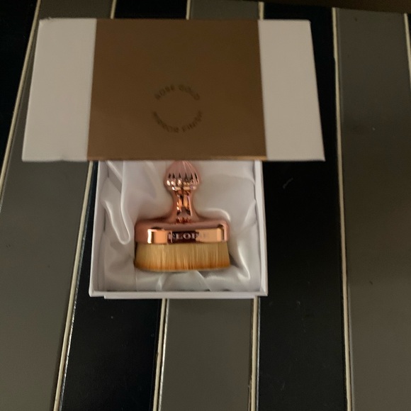 Eloise teardrops makeup brush - Picture 1 of 1